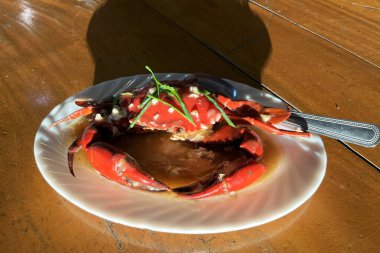 Baharatlı büyük haşlanmış yengeç.. 