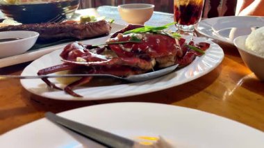 Baharatlı büyük haşlanmış yengeç.