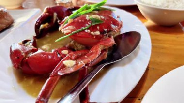 Baharatlı büyük haşlanmış yengeç.