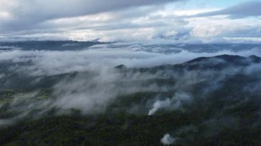 Tropik dağların üzerindeki bulutların manzarası, bulutlar denizi.