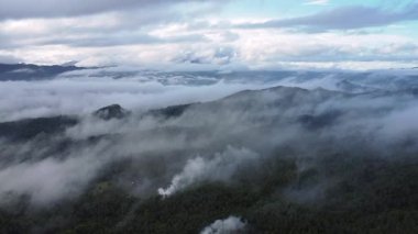 Tropik dağların üzerindeki bulutların manzarası, bulutlar denizi.