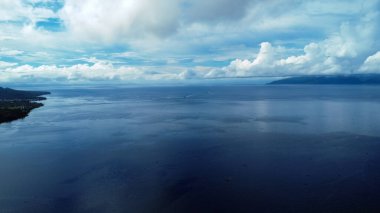 Deniz ve bulutların drone görüntüsü, Filipinler 'de tropikal boğaz, suda tekne, manzaralı deniz manzarası.