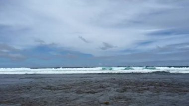 Sahilden uzaktaki azgın okyanus dalgalarına