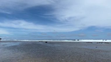 Sahilden uzaktaki azgın okyanus dalgalarına