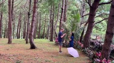 Çam Ormanı 'nda Çam Pastası Oynayan Irklar Arası Çift.