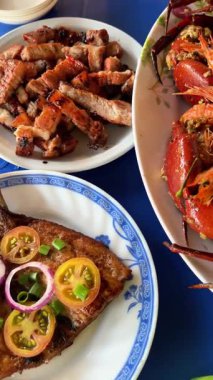 Kaynamış yengeç, karides ve ızgara balık..