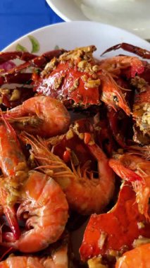 Tabakta karides olan haşlanmış yengeçler..