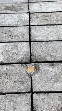 Üst görünüm birinci şahıs beton kaldırım yolu kurşun ışıklarla inşa edildi