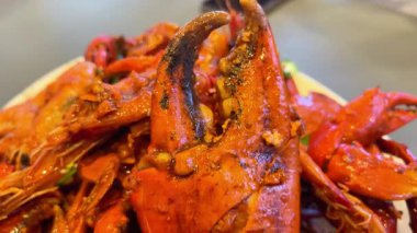 Tabakta karides olan haşlanmış yengeçler..