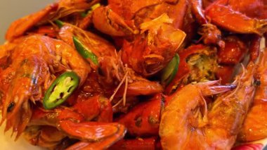 Tabakta karides olan haşlanmış yengeçler..