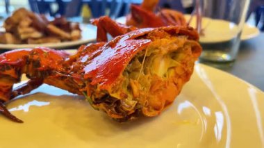 Büyük pişmiş yengeç tabakta ikiye bölünmüş..