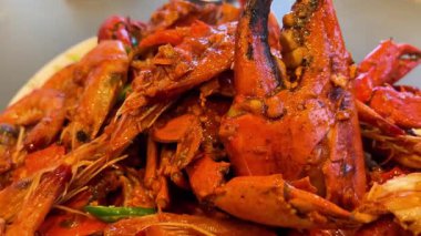 Tabakta karides olan haşlanmış yengeçler..