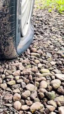 Arabanın lastiği patlamış, araba arızalanmış, kaza olmuş..