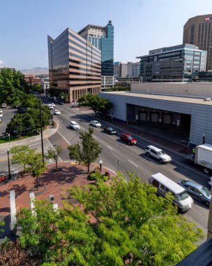 Trafik, Boise 'deki bazı ikonik binaların yanından geçiyor.