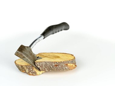 Küçük bir baltanın günlük kesme işlemini kapat