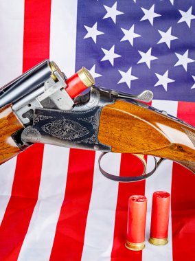 Amerikan bayrağı ve fişekli havalı tüfek. 