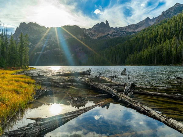 Sonnenstrahlen Gipfeln Über Berggipfeln Einem Wildnissee Idaho — Stockfoto