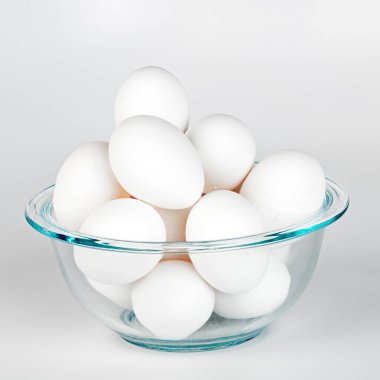 Birkaç yumurta bir kaseye istiflenmiş.