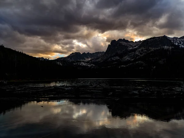 Prachtige Zonsondergang Reflectie Een Hoge Berg Meer Bergen — Stockfoto