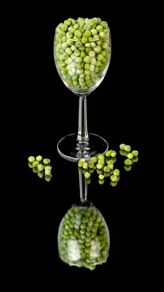 Grüne Erbsen Einzigartigen Weinglasbehälter — Stockfoto