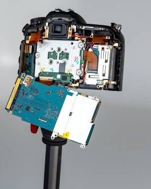 Beli sökülmüş bir fotoğraf makinesinden sarkıyor