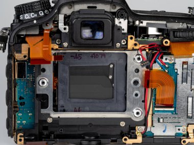 Arka taraftaki deklanşörlü kısmen gizlenmiş kamera.