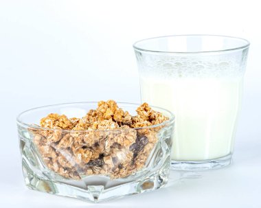 Kahvaltıda granola ve mikrofondan oluşan malzemeler.