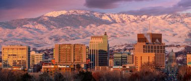 Boise Idaho 'da kış günbatımı ufuk çizgisi üzerinde