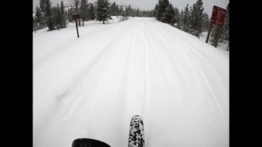 Şişman bir bisikletin üzerinde kışın ulaşım şekli