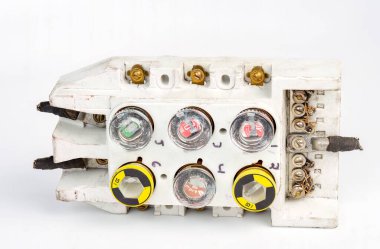 Seramik bir bloğa yerleştirilmiş cam antikalar.