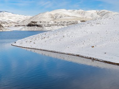 Boise yakınlarındaki Lucky Peak barajında soğuk su ve kar.