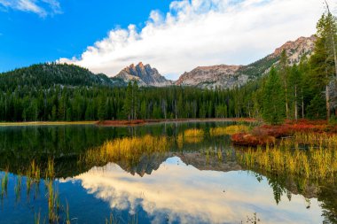 Idaho 'nun Sawtooth Dağı' nın yansıması gün doğumunda