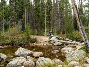 İnsan manzarayı seyretmek için yürüyüşe ara verir.
