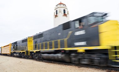 Boise Idaho 'daki tren istasyonunda tren hareket halinde.