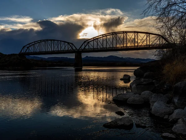 夕阳映照在蛇河上一座桥的交汇处 — 图库照片