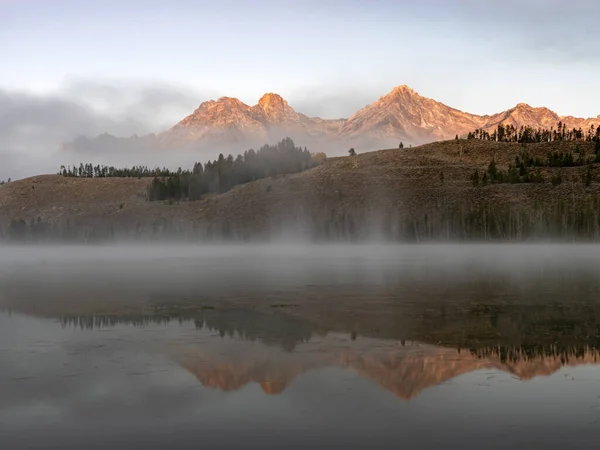 Sågade Berg Idaho Med Dimma Vid Lilla Kungsfisksjön — Stockfoto