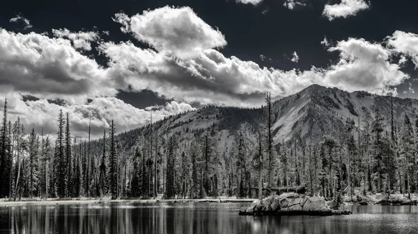 산맥의 구름낀 — 스톡 사진