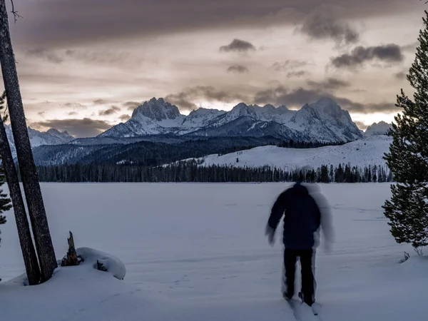 Esquiador Movimiento Prepara Para Cruzar Lago Congelado — Foto de Stock