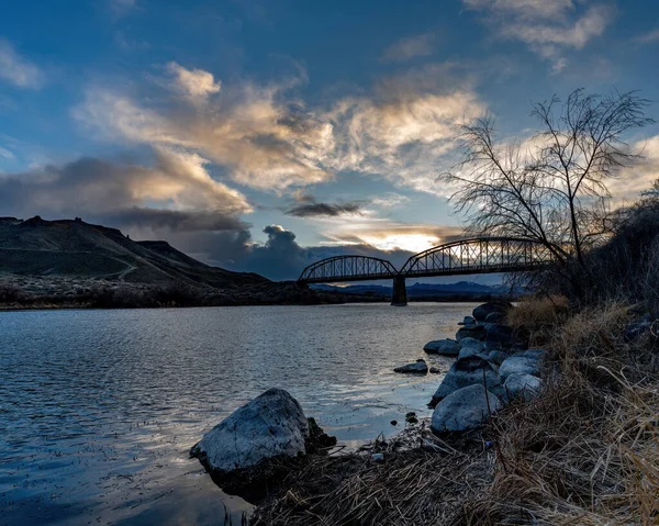 アイダホ州のスネーク川の夕日と金属製の橋 — ストック写真