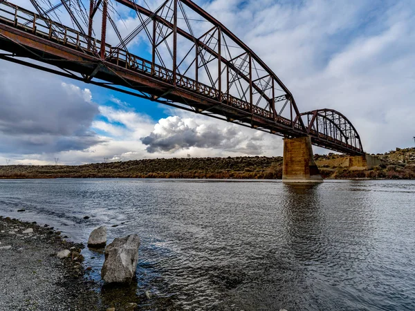 蛇川に架かる古い金属製の橋 — ストック写真