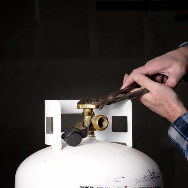 丙烷罐上使用的渠道锁定钳 — 图库照片