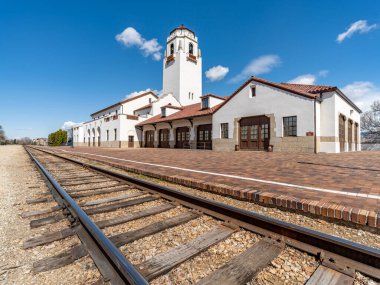 Yerel bir tren istasyonundaki tren rayları ve yükleme güvertesi 