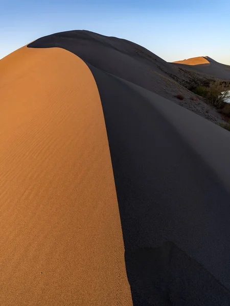 Играть Свете Тени Вдоль Песчаной Дюны — стоковое фото