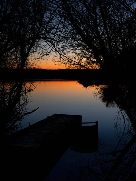 树洞在日出时通向秘密捕鱼处 — 图库照片