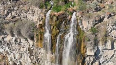 Uçurumdan akan küçük, ince şelaleyi takip et