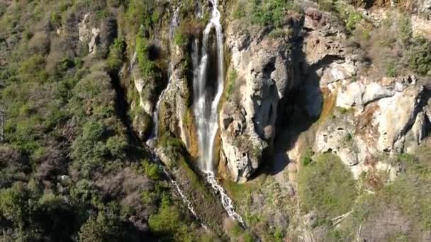 アイダホ砂漠の崖の上に小さな滝が流れている — ストック動画