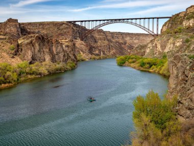 Yılan nehri ikonik köprüsü ile yılan nehri üzerinde küçük bir tekne