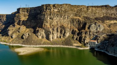 Idaho 'daki Chone Falls' un aşağısında küçük bir enerji üretim tesisi.