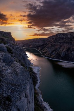 Yılan Nehri Kanyonu 'nun üzerinde günbatımının gökyüzünde ılık renkler