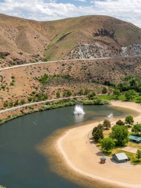 Boise Nehri 'ndeki Luck Peak Barajı' nda halka açık yüzme yerinde.